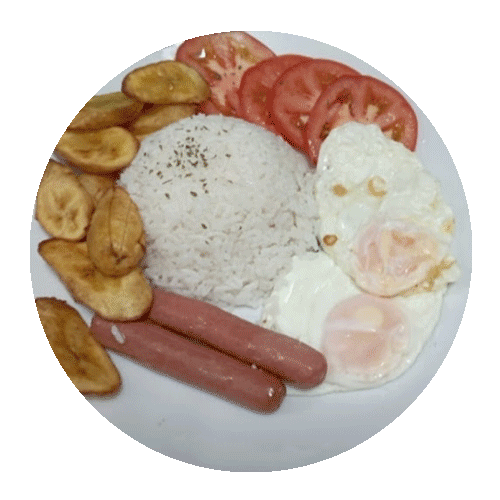 Plato de comida que incluye arroz blanco, salchichas, huevos fritos, rodajas de tomate y plátanos fritos, presentado de manera apetitosa.
