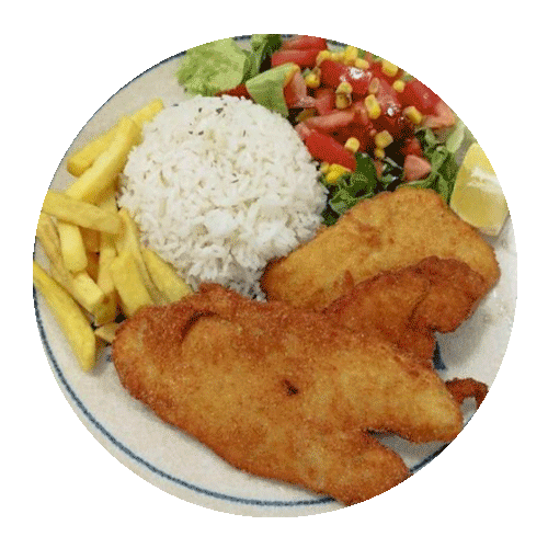 Plato de pescado frito crujiente acompañado de arroz blanco, papas fritas y ensalada fresca con tomate, lechuga y maíz. Ideal para una comida deliciosa y balanceada.