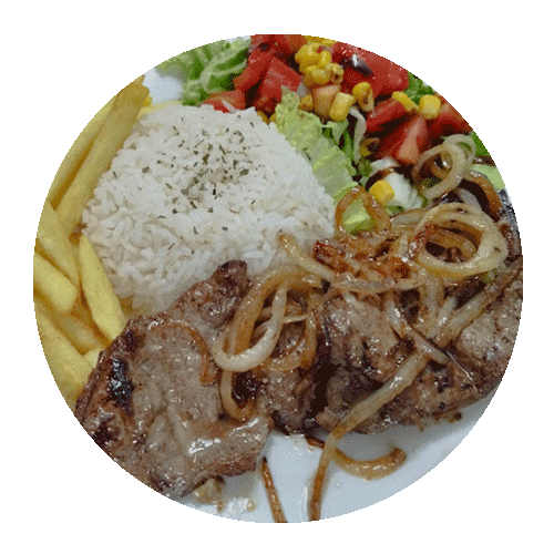 Plato de carne asada con cebolla, acompañado de arroz blanco, ensalada fresca con maíz y papas fritas. Ideal para una comida deliciosa y nutritiva.